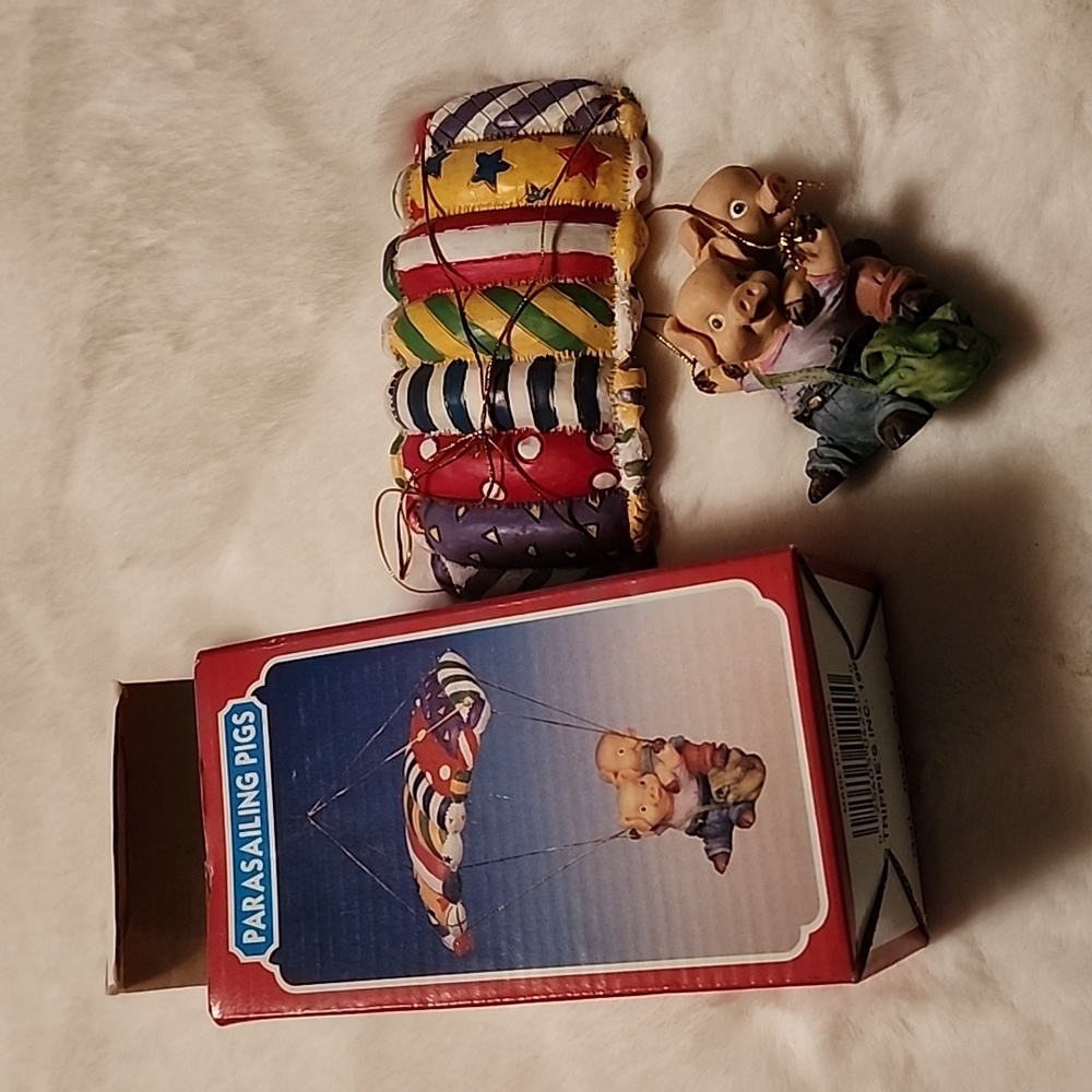 PARASAILING ๐ PIGS - Picture 1 of 6
